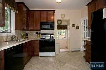 2nd image of 320 William St