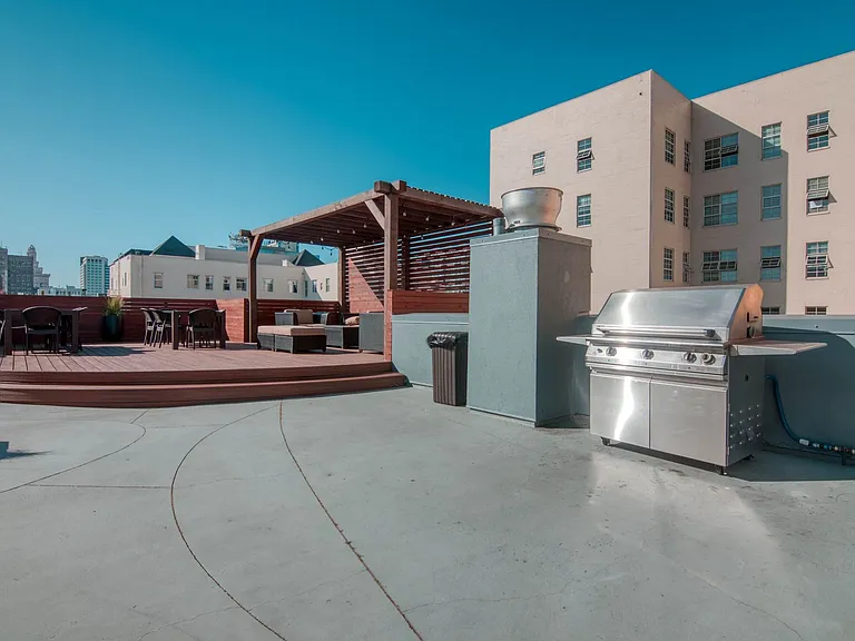 Jackson Courtyard — Photo 88