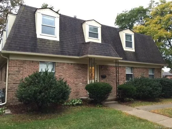 1875 Hollywood Ave, Grosse Pointe, MI 48236