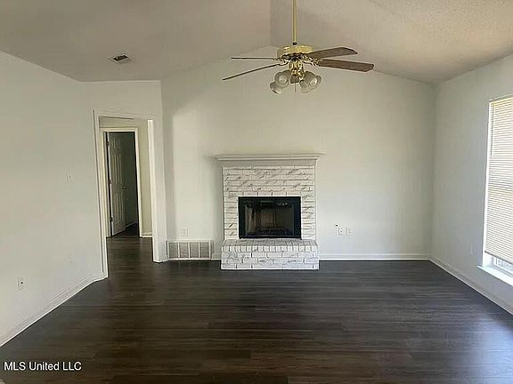 4th image of 10676 Oak Cir N