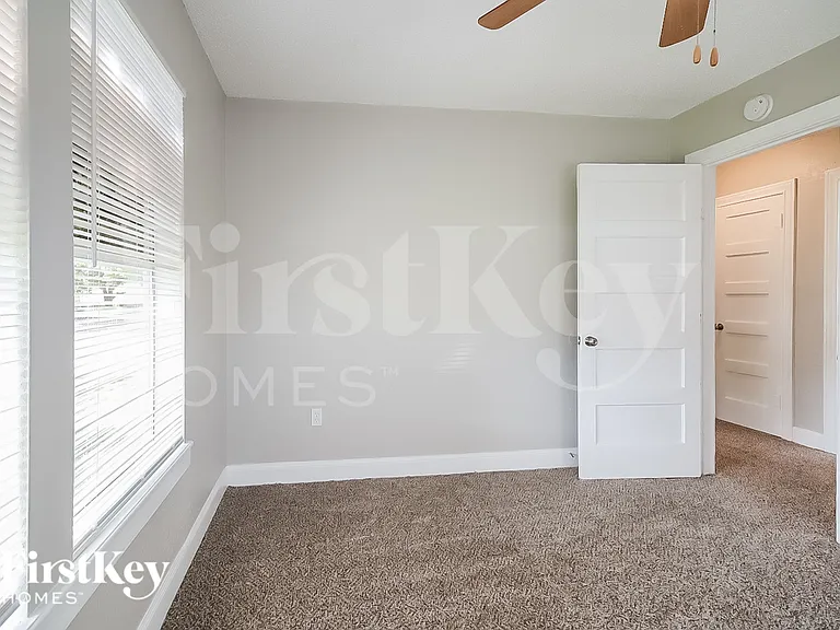 706 E Humble St — Photo 8