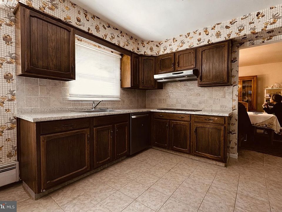 2nd image of 15 Chateau Dr