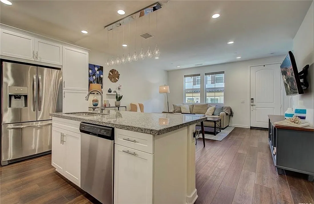 3 bed, 2.5 bath, 1440 sqft, $3,800 — Photo 3