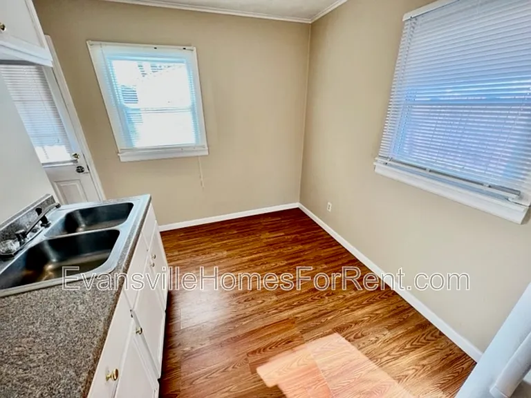 1525 Waggoner Ave — Photo 5