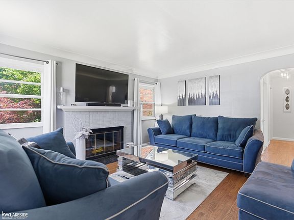 3rd image of 21916 Firwood Ave