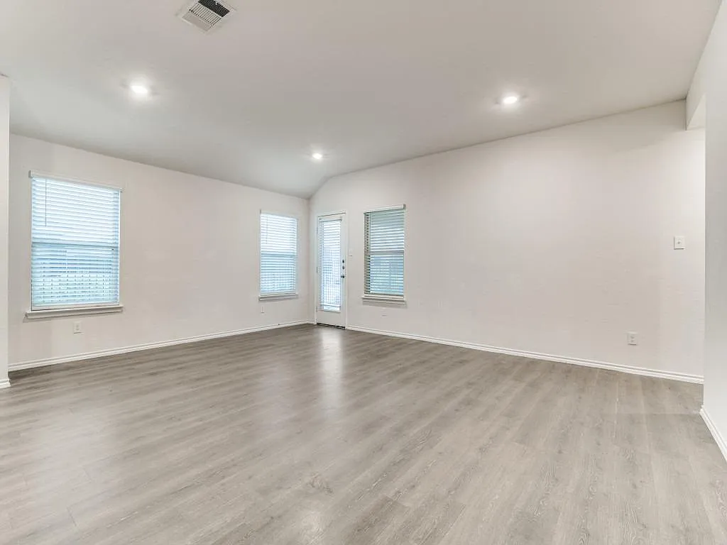 4 bed, 2097 sqft, $2,050 — Photo 4
