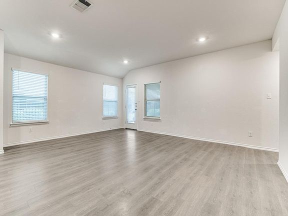 4th image of 1008 Silver Maple Ln