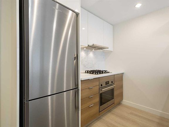5th image of 108 Waterfront Ct N #710