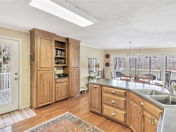 5th image of 1007 Summer Pl