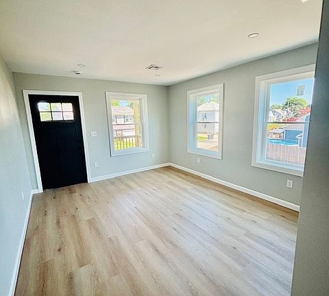 2nd image of 72 King St