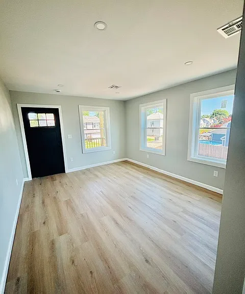 72 King St — Photo 2