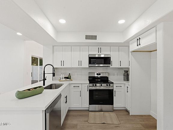 4th image of 1203 E MURIEL Drive