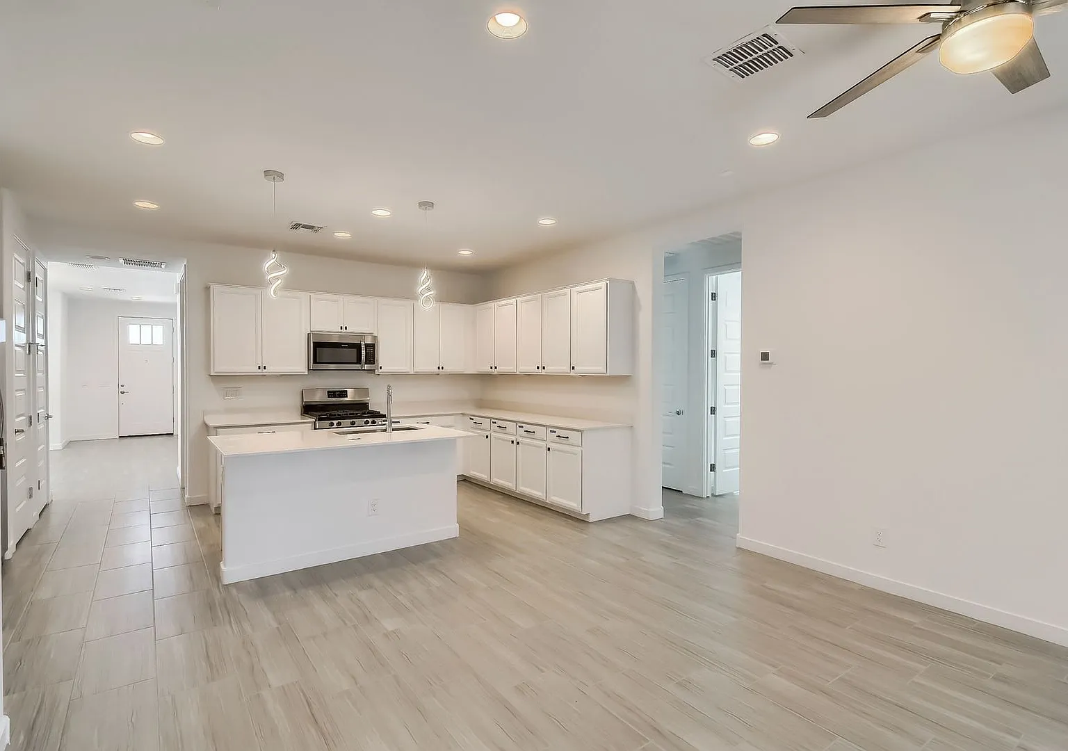3 Bedroom single family home in Glendale — Photo 4