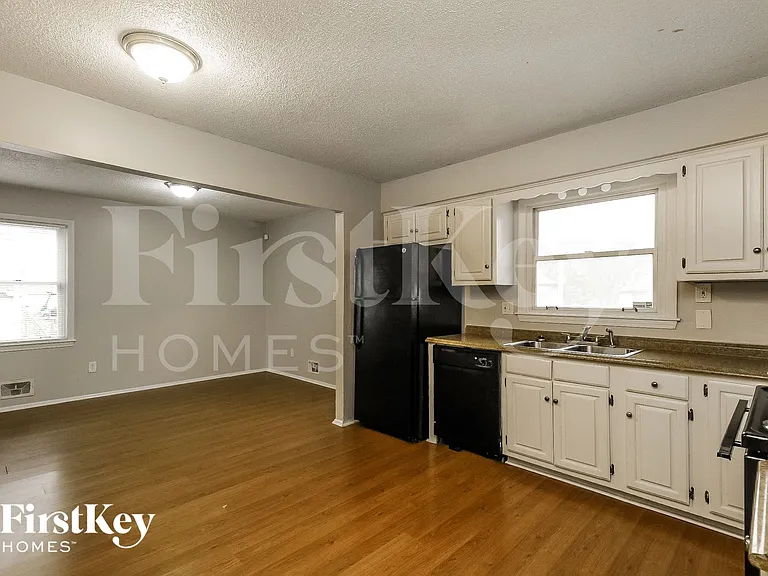 11943 Manchester Ave — Photo 6