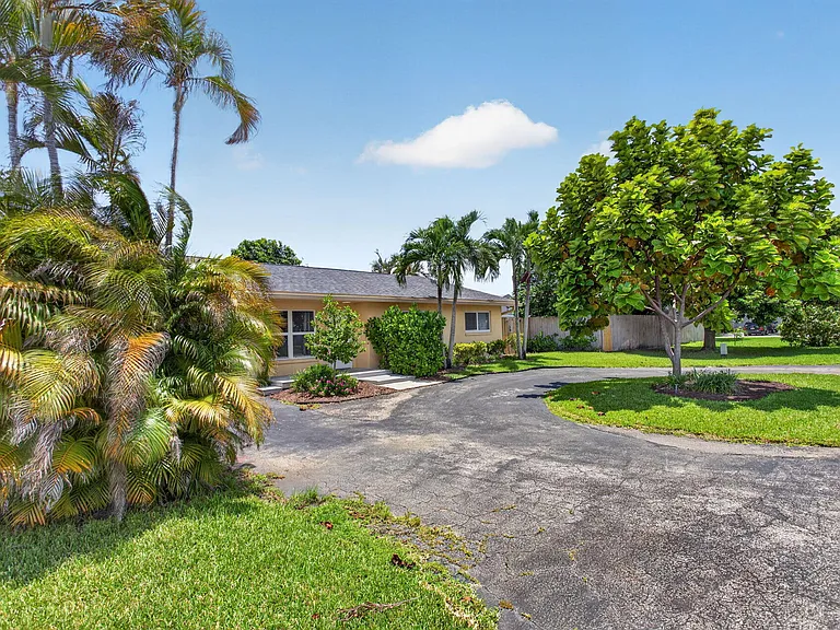 6410 NW 34th Ave — Photo 7