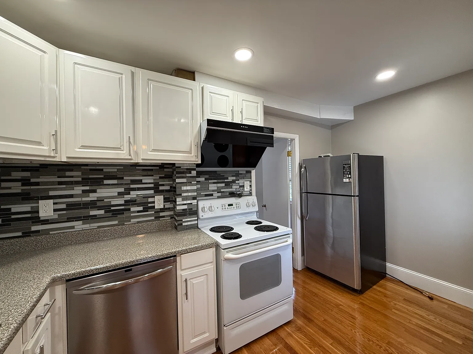 2 bed, 1100 sqft, $2,600 — Photo 2
