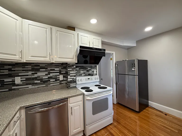 161 Webster St #2 — Photo 2