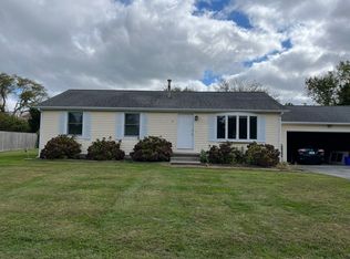 81 Oak Forest Dr, Middletown, RI 02842