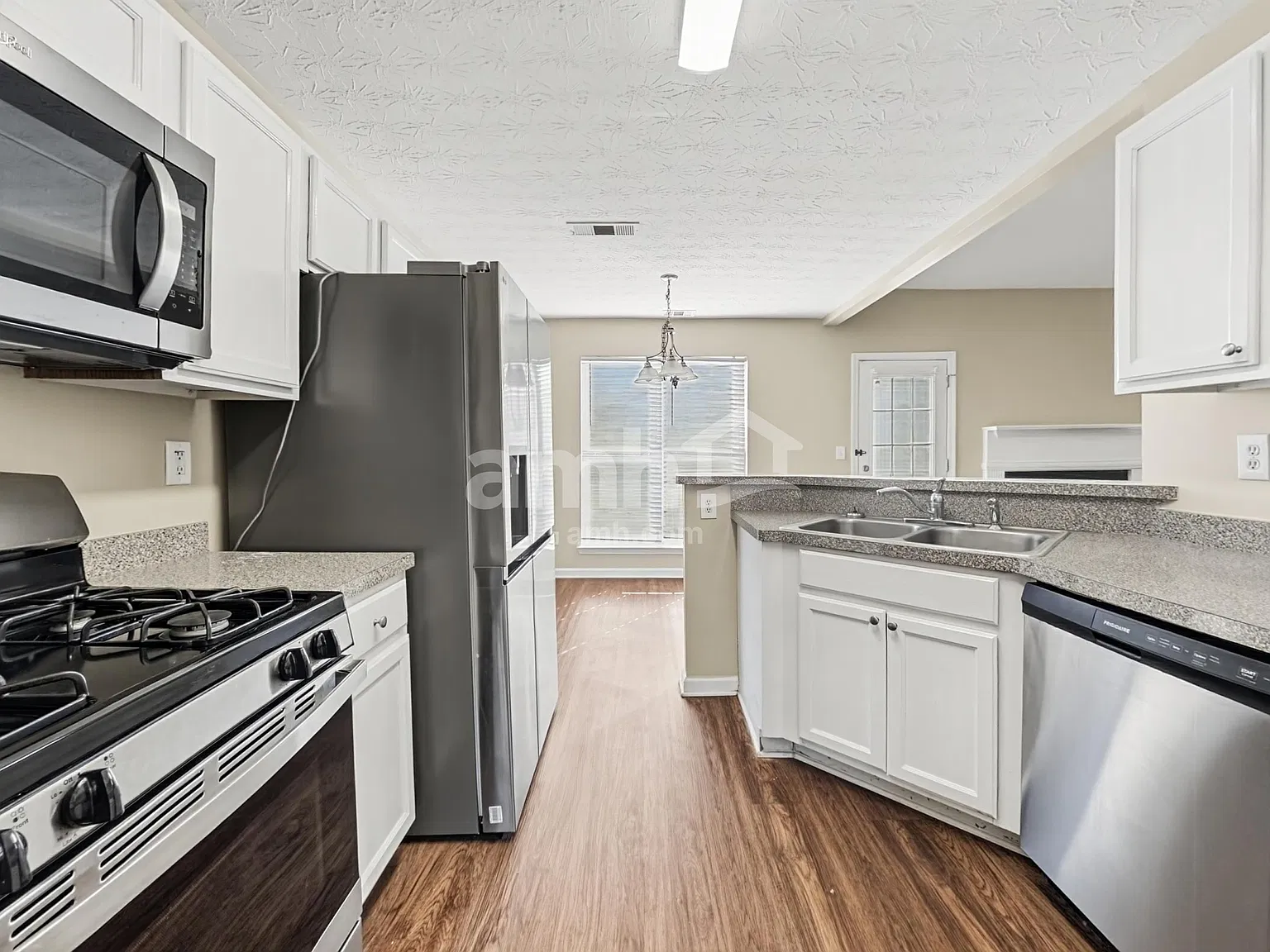 3 bed, 2.5 bath, 1831 sqft, $2,045 — Photo 3
