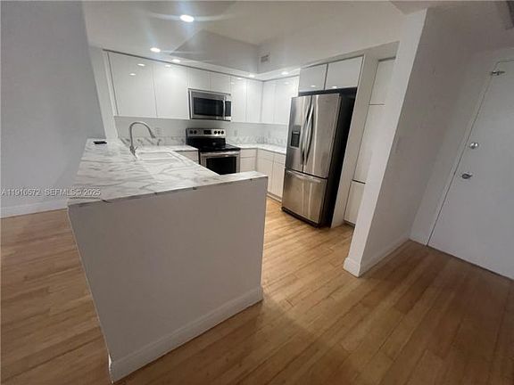 4th image of 5600 Collins 17t Ave