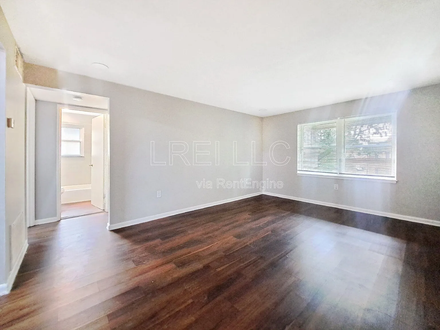 2 bed, 1.0 bath, 900 sqft, $799 — Photo 2