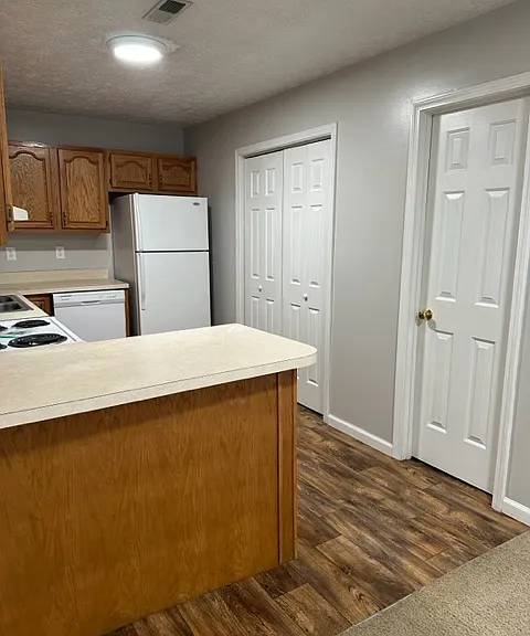 Sleepy Hollow Townhomes — Photo 10