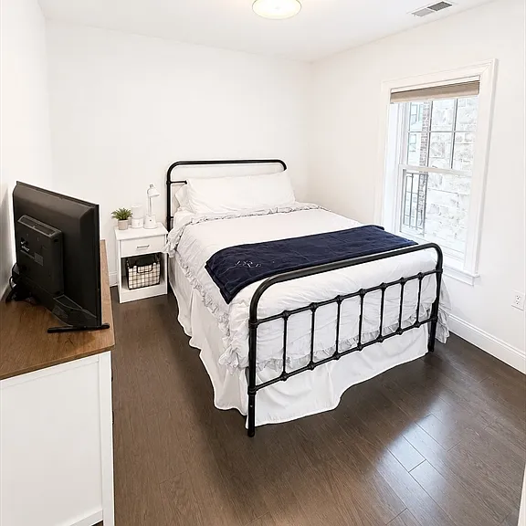 728 E Broadway #207 — Photo 6