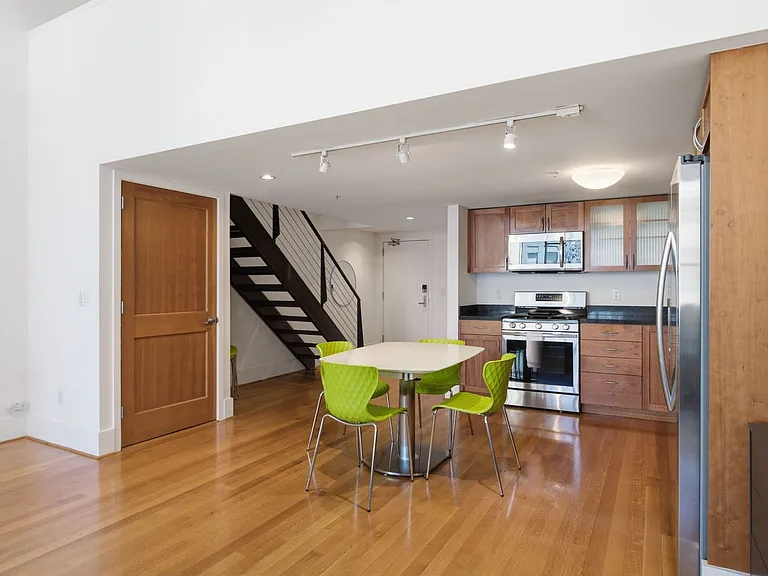 520 6th St #9 — Photo 7
