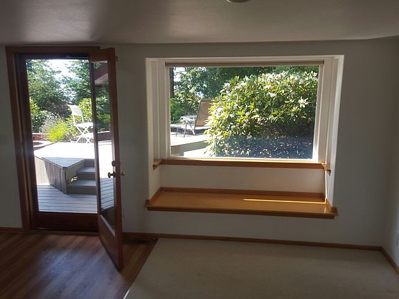 Living Room/Entry