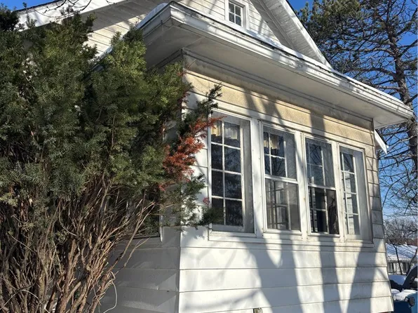 6377 Stumph Rd, Parma Heights, OH 44130