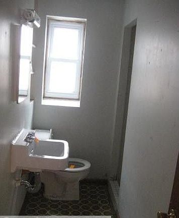 4th image of 640 40th Ave NE