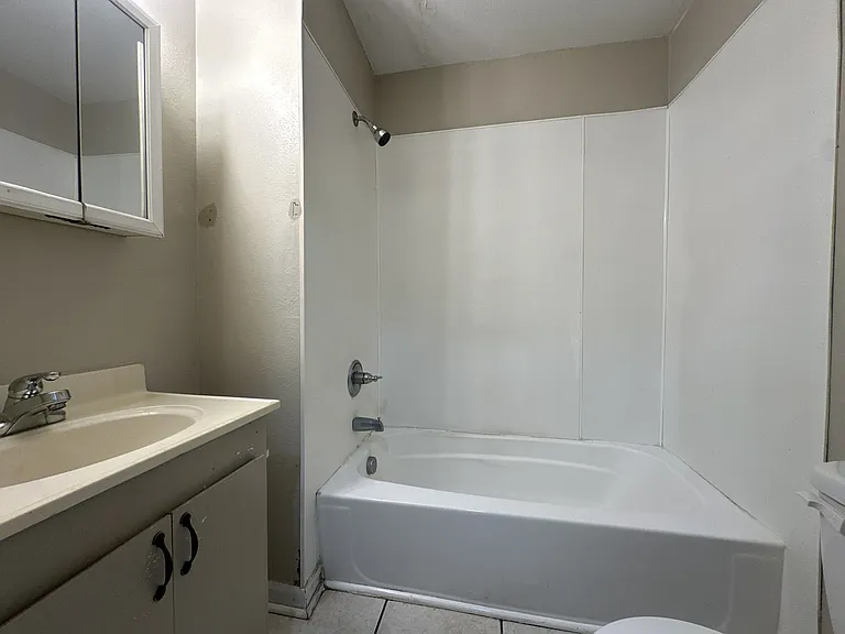 905 E Gordon St — Photo 5