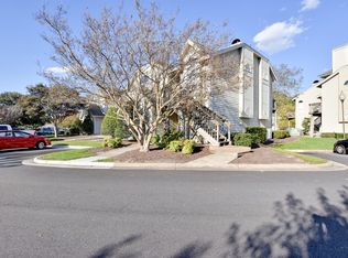 525 E Lake Cir, Chesapeake, VA 23322