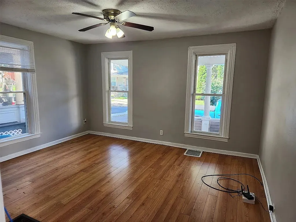905 Walnut — Photo 2