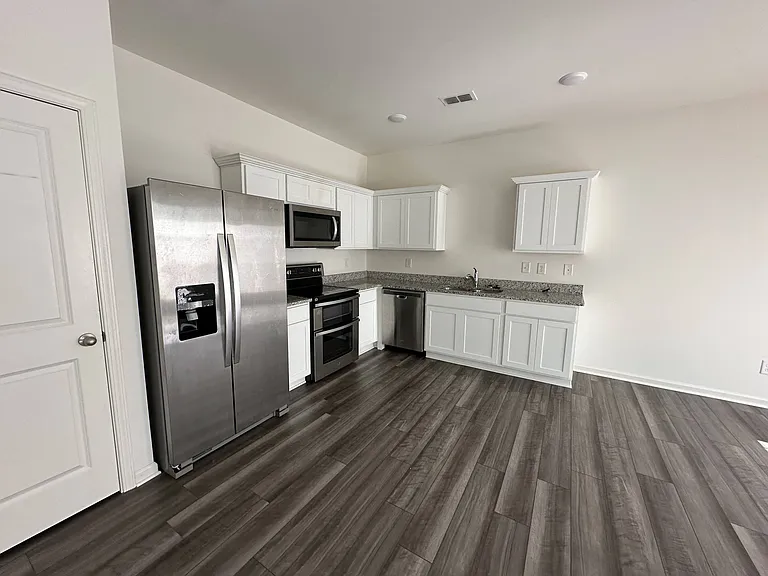 100 Swindon Dr — Photo 4