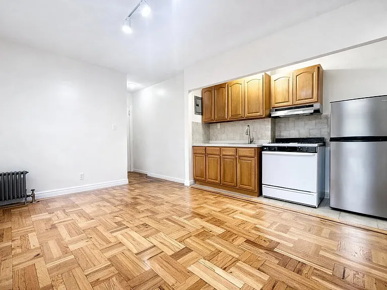 10 Adrian Ave #2G — Photo 9