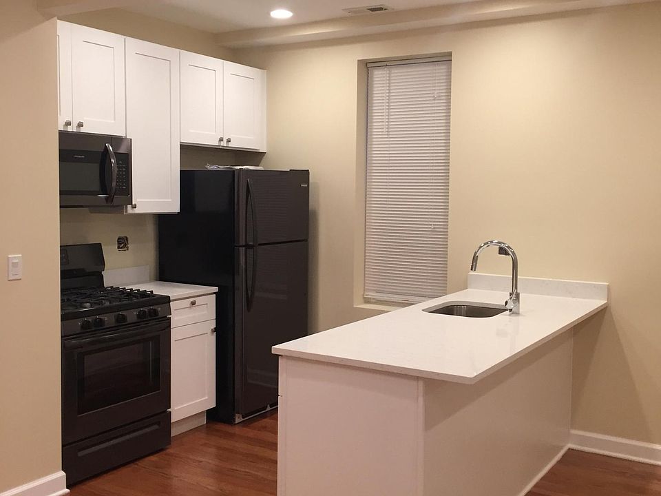 1st image of 1424 N Greenview Ave APT 1F