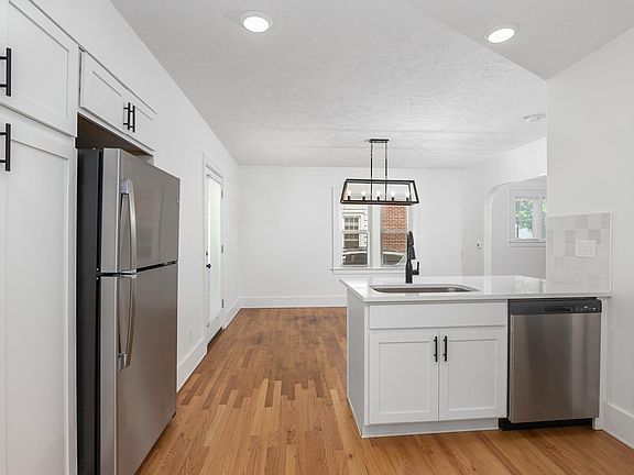 4th image of 817 Valley Ave NW