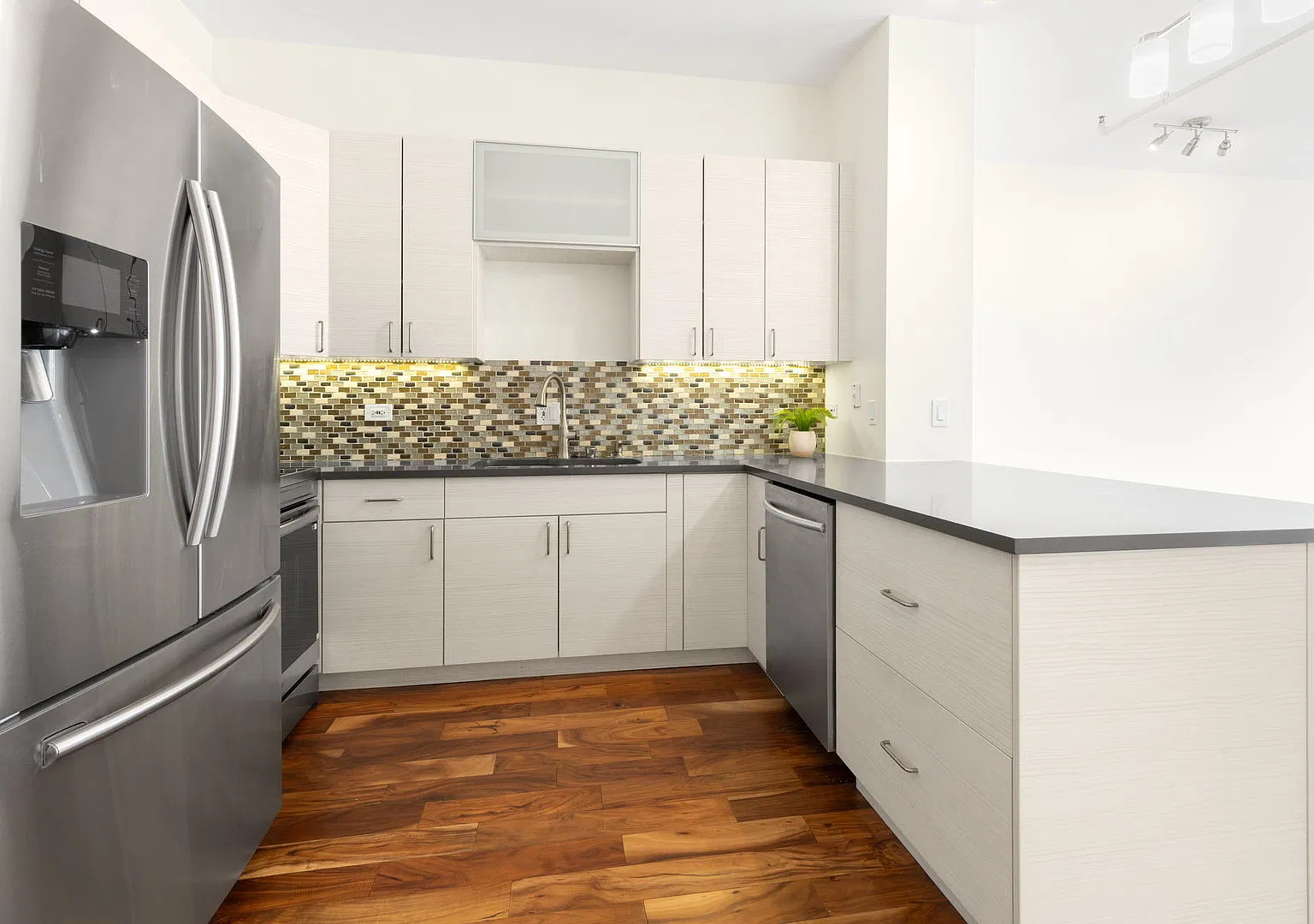 737 W Washington Blvd — Photo 3