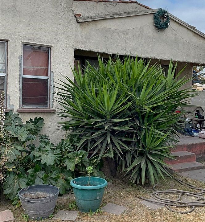 2nd image of 946 E 107th St