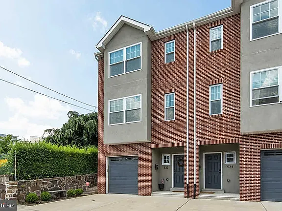 532 Green Ln — Photo 24