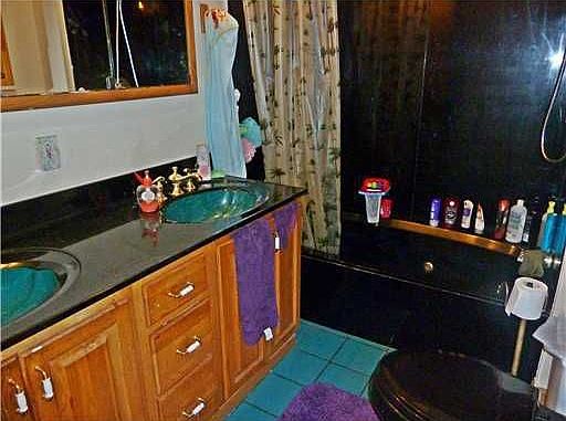 With a double sink vantiy and full tub, you will love this bathroom!