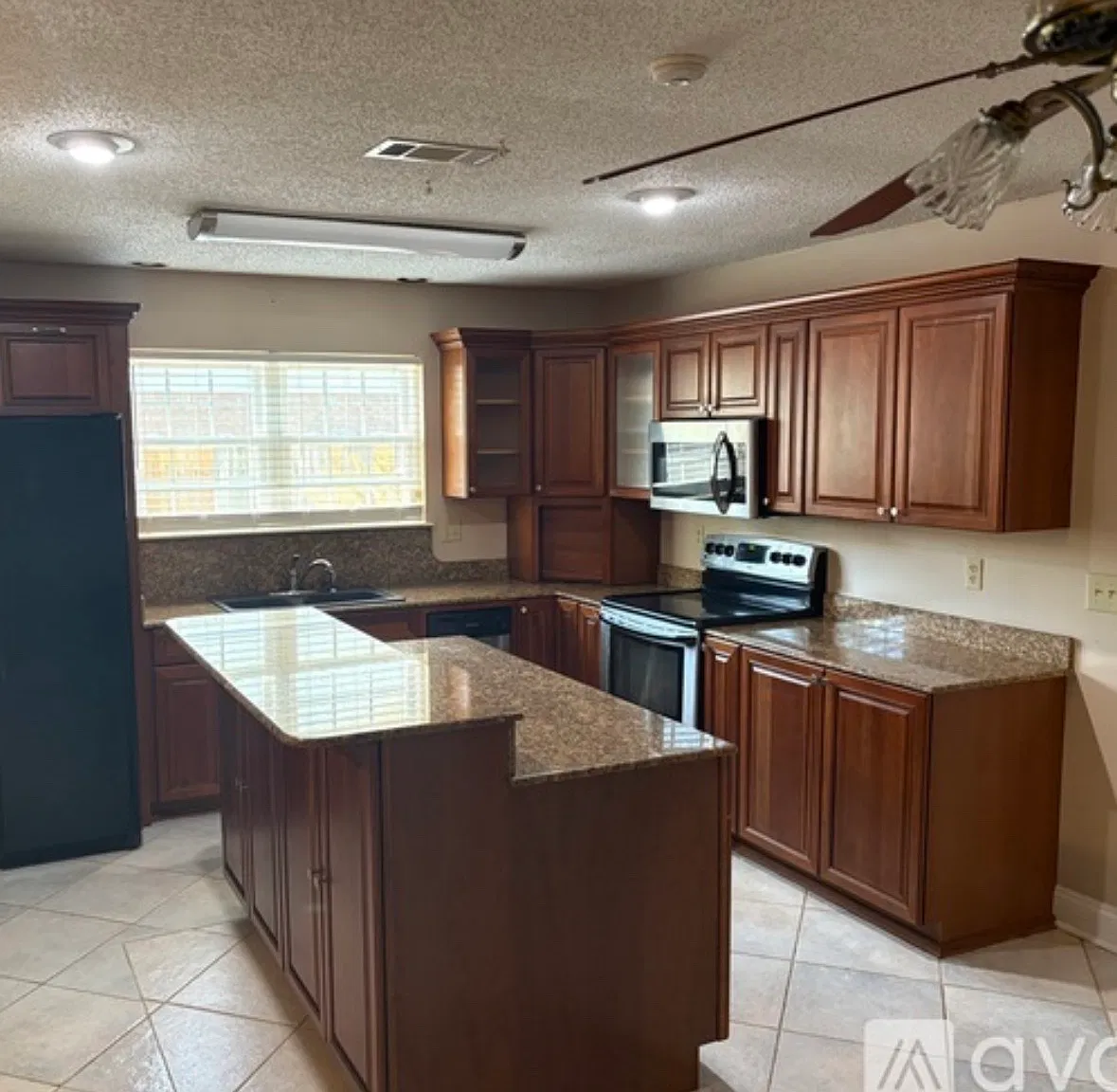 3 bed, 2000 sqft, $1,950 — Photo 2