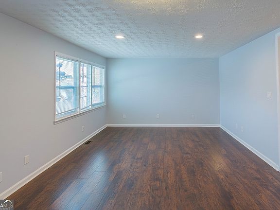 4th image of 5215 Dixie Lake Rd