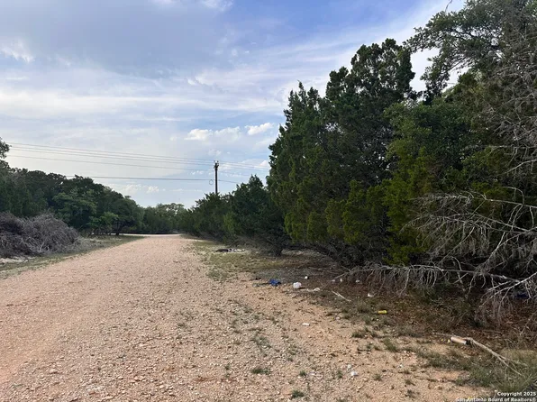 108 Branding Iron Rd., Bandera, TX 78003