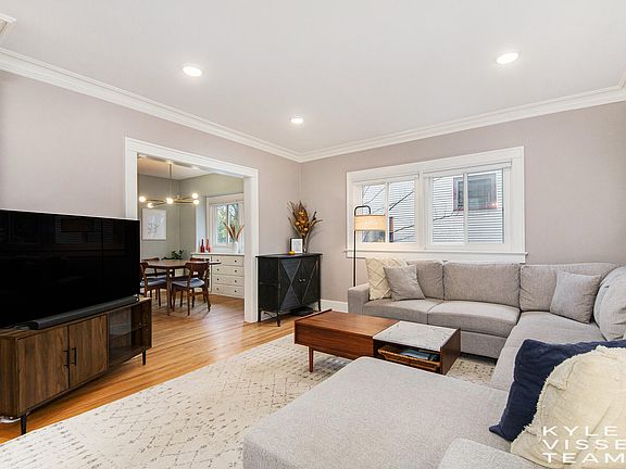 5th image of 328 Gladstone Dr SE