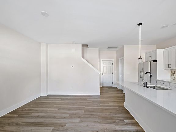 5th image of 656 Herlong Ave #3