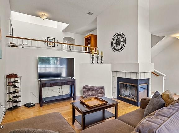 5th image of 910 Barber Ln