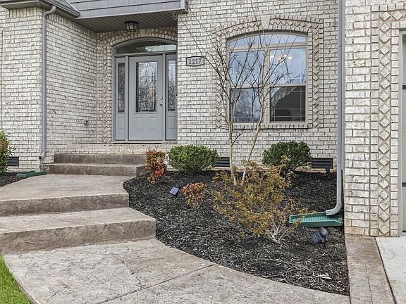 5th image of 1217 Castlewood Dr