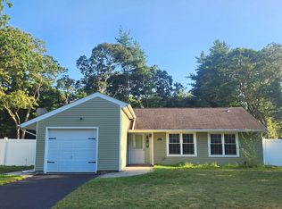 6 Hale Ln, Coram, NY 11727